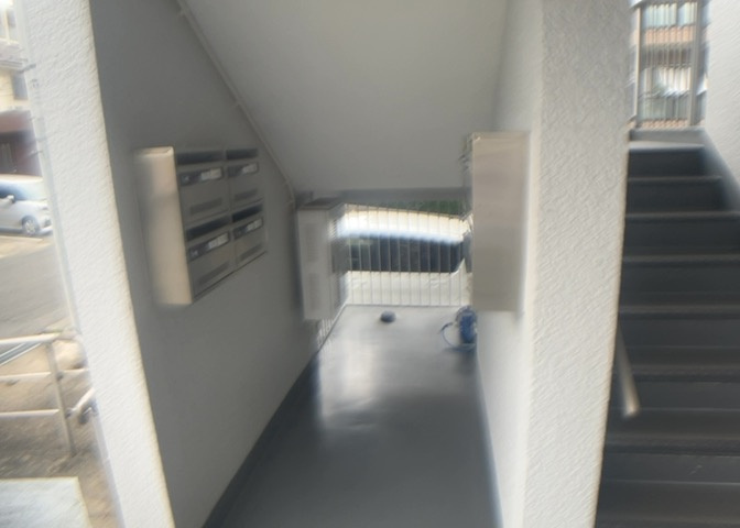 エントランス付近に設置されている集合ポストは、住んでいる部屋と離れているため、ポストをあさるなど誰かに何かされていても被害に気づきにくいです。入居する時には他人に特定されにくい番号で鍵をかけましょう！
