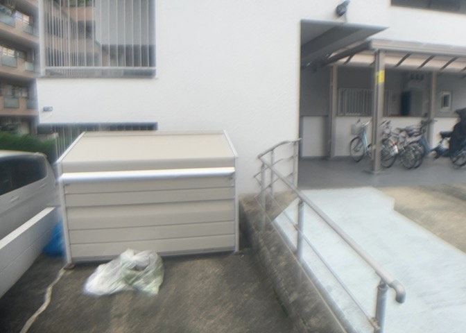 ロビーというと、エントランスと何がちがうの？と思いますよね。実はロビーとエントランスには明確な決まりはありません。物件によっては、エントランスを入って広がるある程度の広さのある空間がロビーとなります。