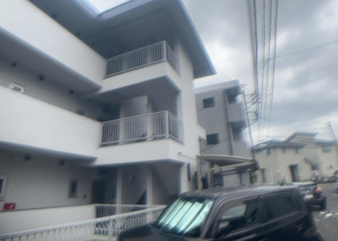 道幅が広い場所は日当たりや風通が良好です。幅が広いのですれ違いも可能ですし大きな車でも駐車可能！一方で、大型車が通ることも多くなるため交通量の増加により騒音に繋がります。また土地の値段が高くなります。