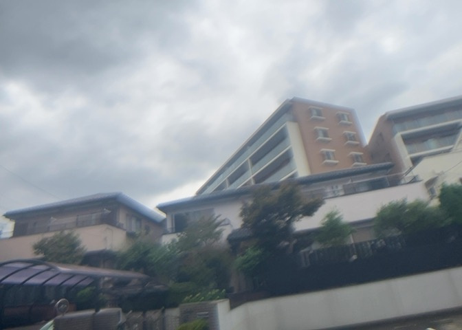 景色重視でお家選ぶをするとスーパーが遠い！学校が遠い！など生活をするうえで利便性で困ることもあります。まず一度現地を見学する際に、周辺の施設などがあるかを確認し、暮らし始めた後のことを想像しましょう。