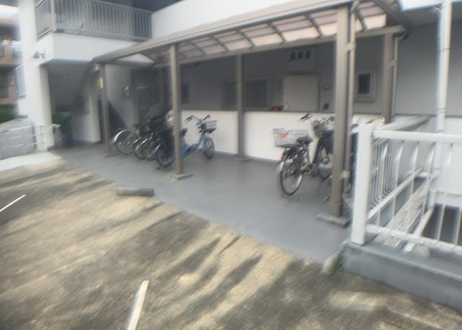 車一台あたりに必要なスペースは、標準サイズの普通自動車で横幅2m50cm、長さ5mは必要になります。ただし、乗降のことも考慮して横幅3m30cm、長さ5m50cmほどは確保できるところを選びましょう。