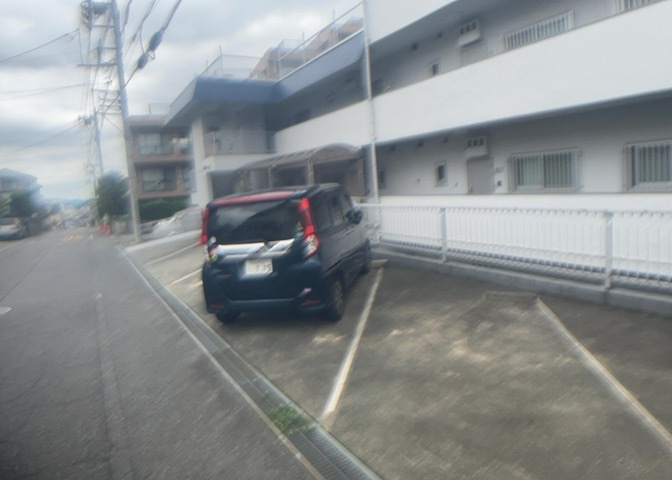 駐車場と明記されていても、最小スペースでつくられた駐車場だと大型車は駐車できなかったり、出入りしにくくなったりする可能性があります。お車のサイズと購入したい物件の駐車場のサイズを現地で確認しましょう。