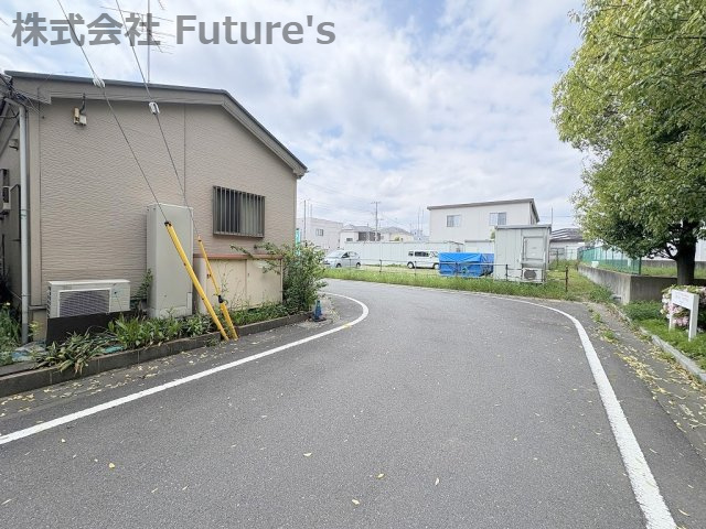 前面道路含む現地写真です。