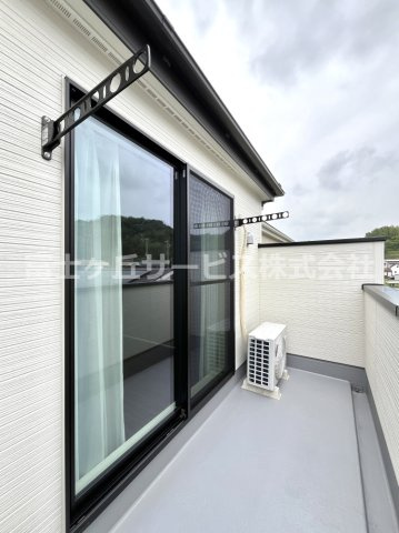 主寝室は南向きのバルコニーに面しています