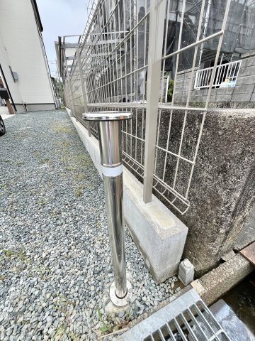 駐車防止用ロープが付けられるポール設置済み