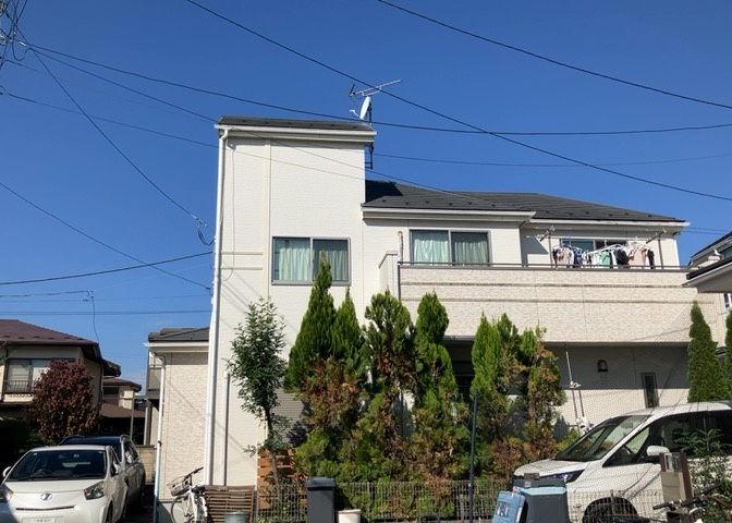 建物の基礎工事の方法は、主流となっているベタ基礎（防湿基礎）と布基礎の2種類に分類され、床下の通気性や耐久性などに違いがあります。建物の基礎部分の構造や付帯設備など詳細については現地でご確認ください。
