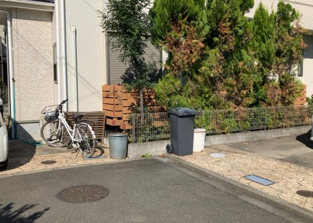 玄関ポーチにおいて最も重視すべきと言っても良いのが広さです。適切な広さの玄関ポーチでないと外見的なバランスは崩れてしまいますし、何より使いにくくなってしまいますので、現地で実際に下見をしてみましょう！