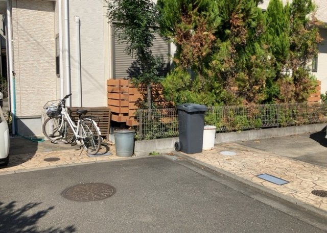 床下換気口は、床下に湿気がこもることを防ぎ、効果的に換気を行うために設置されています。床下換気口が設置されていない建物は、基礎パッキング工法などにより換気を行なっています。詳細は現地でご確認ください。
