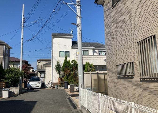 現地に行くなら、物件の周囲の地形がどうなっているかを見ることも大切です。周辺より低くなっている土地では、大雨などで水が集まりやすいため、地盤が弱くなっているということも考えられるため、注意が必要です。