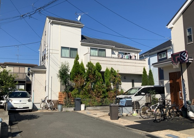 南側道路の場合は長い時間光を入れ込むことができるため、庭やリビングを道路側に持ってくることが多く土地価格も高い傾向にあります。一方北側道路だとリビングや庭が南側になりプライバシーを守ることができます。