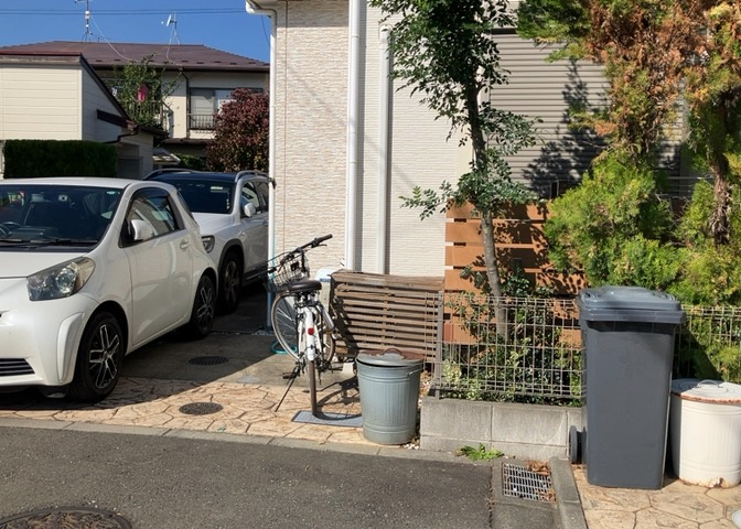 車一台あたりに必要なスペースは、標準サイズの普通自動車で横幅2m50cm、長さ5mは必要になります。ただし、乗降のことも考慮して横幅3m30cm、長さ5m50cmほどは確保できるところを選びましょう。