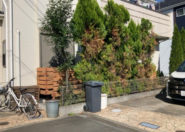 庭のある家に住むことのメリットとして、子どもたちの遊び場を確保できること、ガーデニングや家庭菜園を楽しめること、明るさを確保できることがあります。また、配置を工夫することでプライバシーが確保できます。