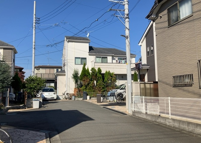 住宅用の土地では前面道路に2m以上接していなければならないと法律で定められています。しかし、お持ちの車のサイズやライフスタイルなどにより、2mでは利便が悪い場合もございますので、事前に確認しましょう。