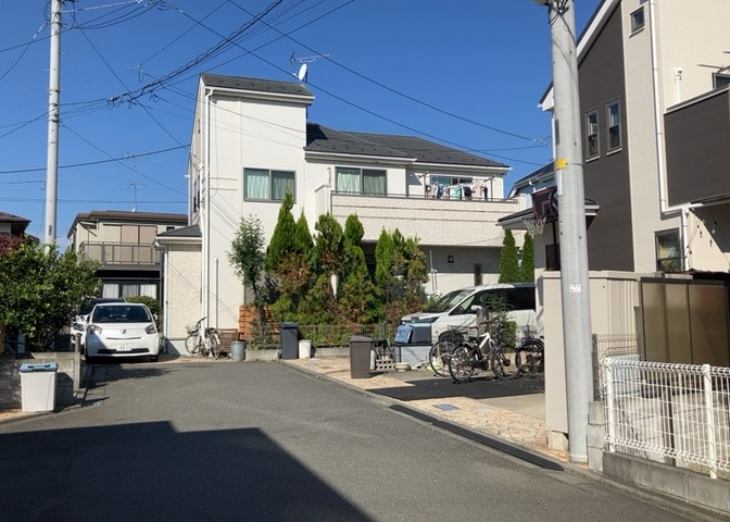 道幅が広い場所は日当たりや風通が良好です。幅が広いのですれ違いも可能ですし大きな車でも駐車可能！一方で、大型車が通ることも多くなるため交通量の増加により騒音に繋がります。また土地の値段が高くなります。