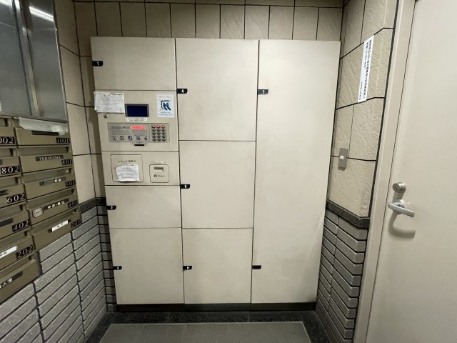 宅配ボックス付きで、忙しい方の荷物受け取りもスマートに。　