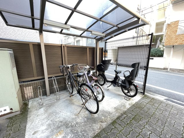 屋根付きの駐輪場で、サビや汚れの心配も不要。　