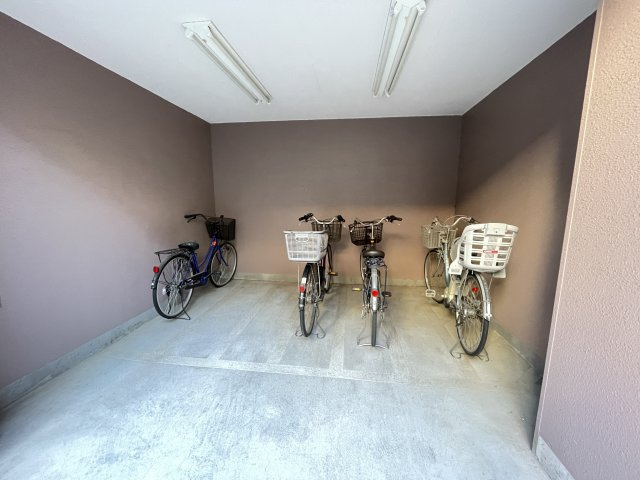 屋根付きの駐輪場で、サビや汚れの心配も不要。　