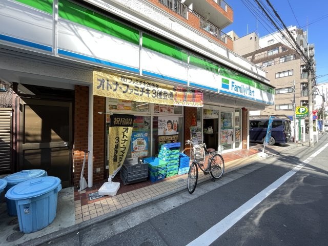 ファミリーマート巣鴨3丁目店まで徒歩2分。