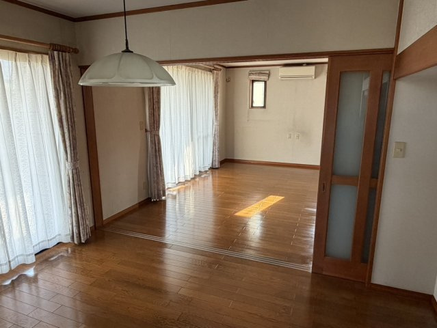 扉を全開放すれば、ゆったりとしたLDKです。　