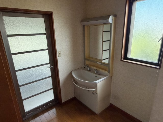 1F洗面台　浴室周辺には換気用の窓もしっかり配置。