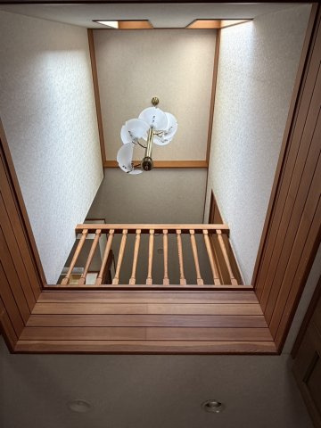 吹抜を明るく照らします　