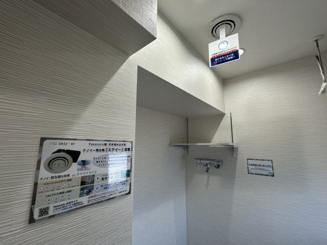 ランドリールームにニオイを抑制し、快適な生活空間を提供してくれるエアイーを設置しています。