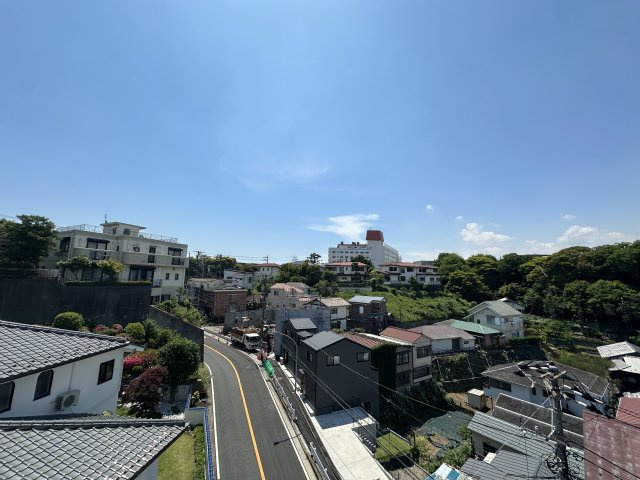 穏やかな山手の街並みを望む見通しの良い景色です。ぜひ実際にご覧になって下さい。