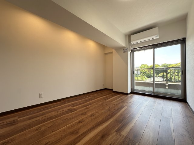 大きな窓からたっぷりの日差しが降り注ぐ明るい室内です。目覚めの良い朝を迎えられそうですね。