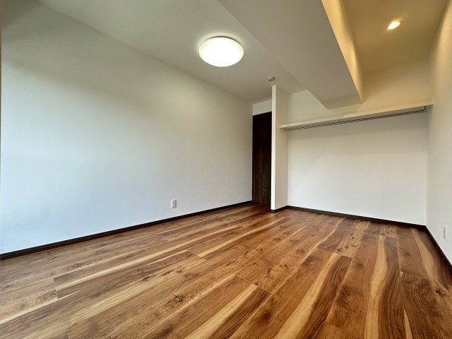 お部屋が開放的な印象になるオープンクローゼットのお部屋です。出し入れもしやすいので家事効率も◎