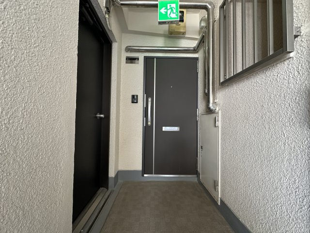 突き当りの角部屋なのでプライベート性◎なお部屋です。