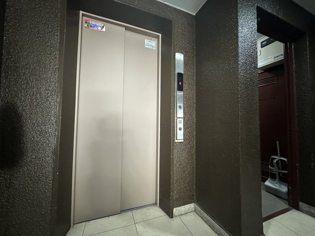 エレベーターを完備したマンションです。