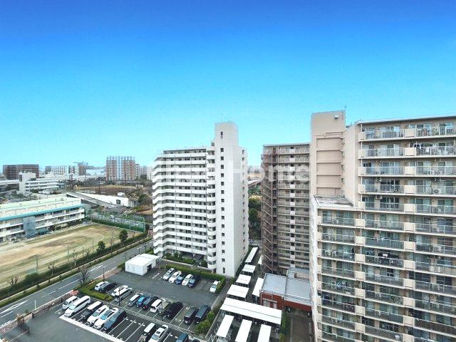 手を伸ばせば、ふれることが出来そうな環境が、そのままインテリアになったような印象です。その豊かな眺望にふさわしい空間には、通風・採光にも優れ、心地よい光と風があふれています