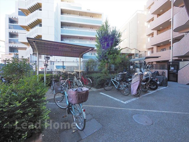 屋根付きで雨の日も大切な自転車をしっかり守れる駐輪場です！通勤通学やお買い物の際も便利に使えます♪
