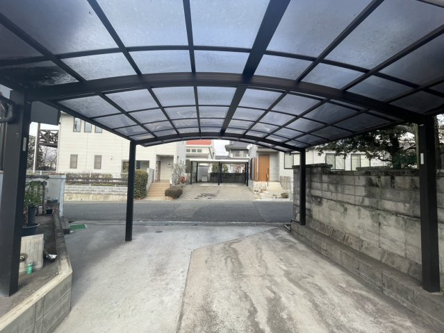 ゆとりある敷地に設けられたカーポート付き駐車スペース。雨や紫外線から大切なお車を守ります。コンクリート舗装で出入りもしやすく、前面道路との高低差も少ないため運転が苦手な方にも安心。