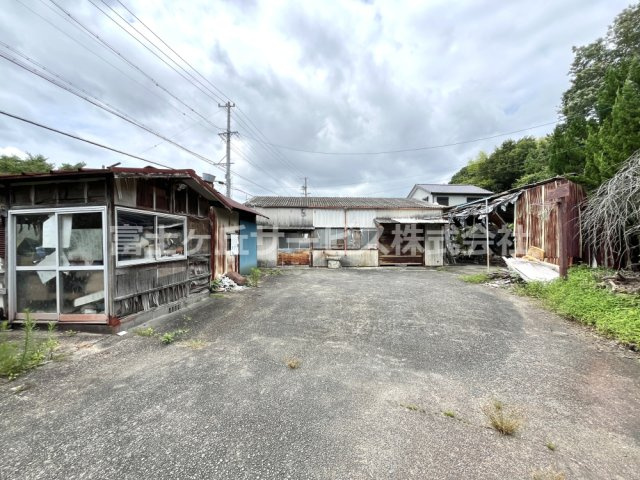 現在、工場と小屋がある部分が対象地です。