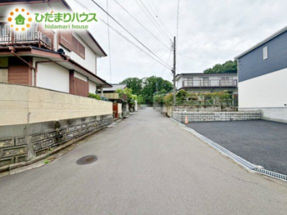 繁華街のようなにぎやかさがないため、車の音や話し声が少なく、静かな生活を望む人に適している閑静な住宅地！