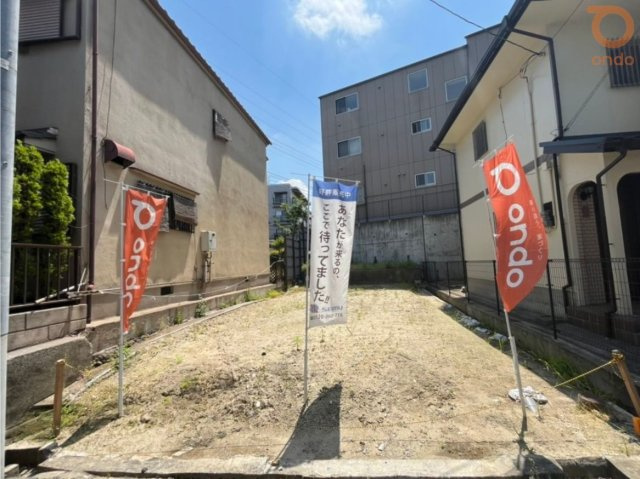 【現地土地写真】ゆとりある6m間口。落ち着いた街並みに包まれた穏やかな住環境です。