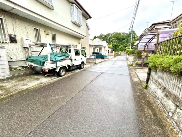 住宅用の土地では前面道路に2m以上接していなければならないと法律で定められています。しかし、お持ちの車のサイズやライフスタイルなどにより、2mでは利便が悪い場合もございますので、事前に確認しましょう。