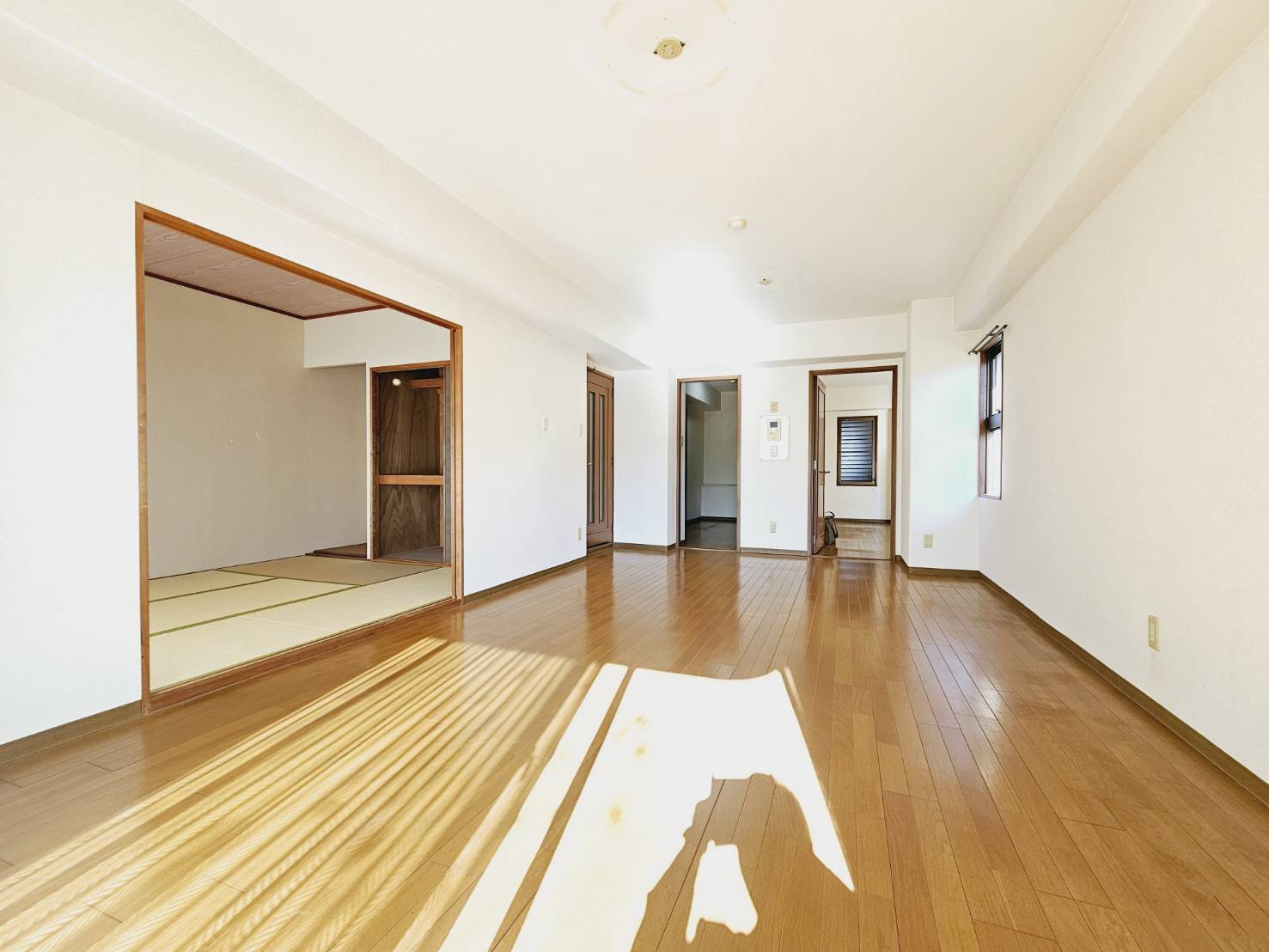 ■広々LDK約19.9帖■左手に和室■奥にキッチン■奥右は洋室約8.9帖