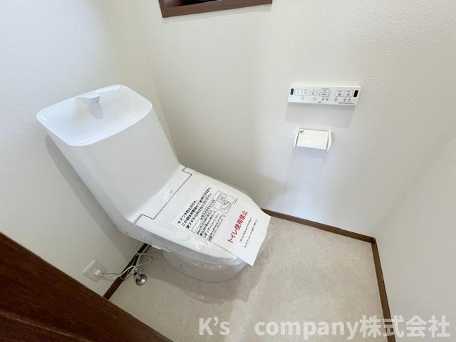 換気のしやすい窓付きのトイレ◇トイレも新規交換されています◇