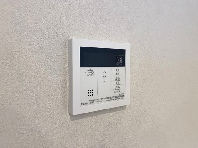 ボタン一つで簡単にお湯張りや保温ができる便利な追い焚き機能付き給湯設備です。時間が経っても温かいお風呂に入ることができ、生活リズムの異なるご家族でもいつでも快適に入浴を楽しんでいただけます。