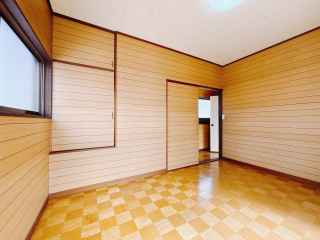■洋室｜窓からは光が差し込むので日中でも明るいお部屋です。