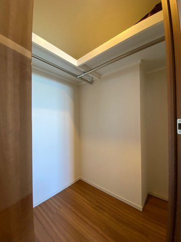 （空室時の写真）主寝室部分のWIC／広さもありますので、荷物の出し入れもしやすいです。