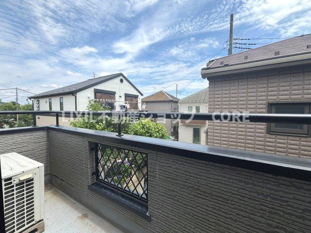 気持ちのいい空が見渡せる広いバルコニー。陽当たりも良く洗濯物やお布団もカラッと乾きそう。
