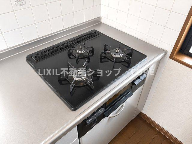 三口コンロで、お料理の効率もアップ！使い勝手の良さを考えました。お洒落なシステムキッチンです。