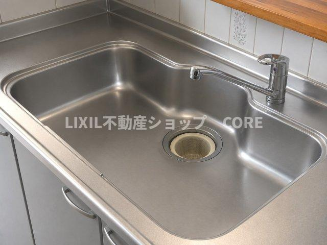 沢山の調理器具や調味料が収納でき、大きな流しもついてます　毎日のお料理が楽しみです。