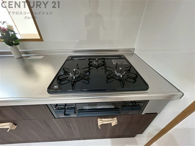 多数の調理器具を同時に使用でき、料理の効率化が可能。省エネで節約になり、様々な料理スタイルに適応できます。また、火力調整が独立しており、手入れや掃除もしやすく、今よりもっとお料理が楽しくなるかも。