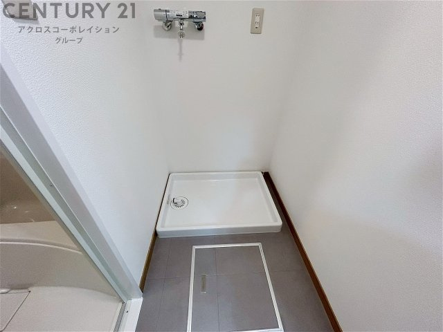 洗濯物の仕分け作業がしやすく、整理整頓が容易になります。洗濯音や湿気を他の部屋に持ち込まず、生活環境を快適に保ちます。上部を活用すれば収納スペースを確保でき洗剤や洗濯用品の整理もしやすくなります。