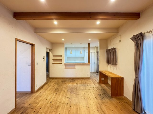 漆喰を素材とした壁紙、床材は無垢材（赤松）