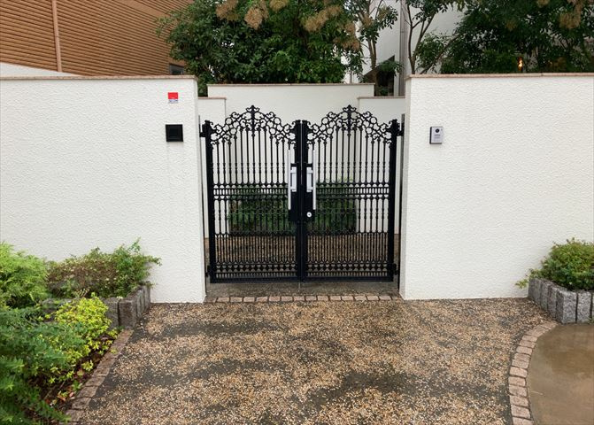 玄関は家の顔でもあり、家族以外の目にも止まる場所です。玄関は外との間を仕切る扉、靴などをしまっておく収納スペース、靴脱ぎのたたきスペース、来客とのやり取りをするドアホンなど複数のアイテムからなります。